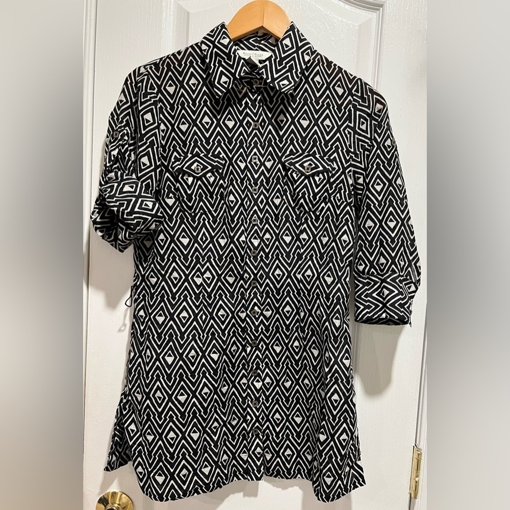 White House Black Market geometric print button down shirt size extra small.